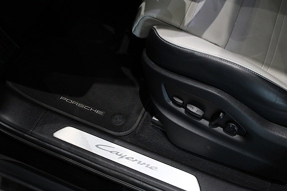 Porsche Cayenne 15 of 16