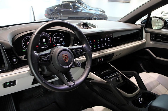 Porsche Cayenne 3 of 16