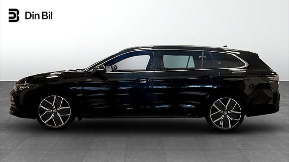 Volkswagen Passat 2 of 12