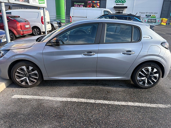 Peugeot 208 2 of 3