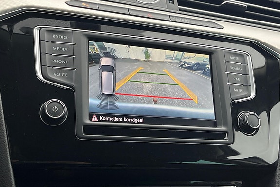 Volkswagen Passat Alltrack 18 of 28