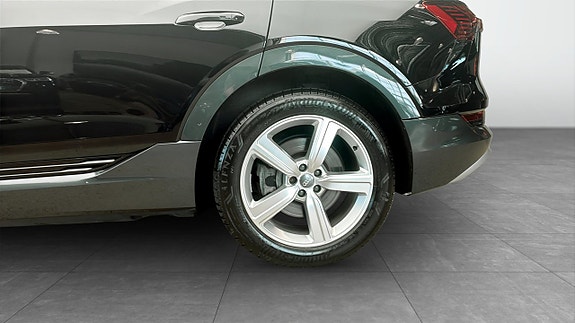 Audi e-tron 6 of 12