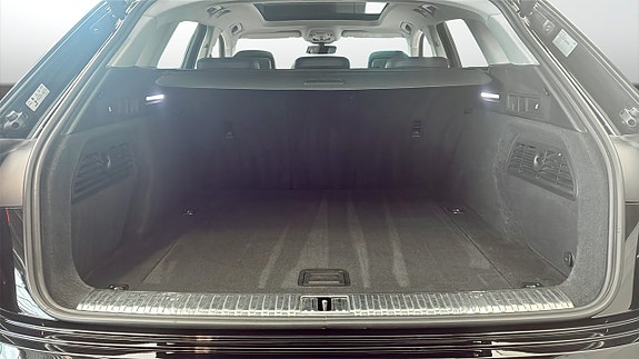 Audi e-tron 12 of 12
