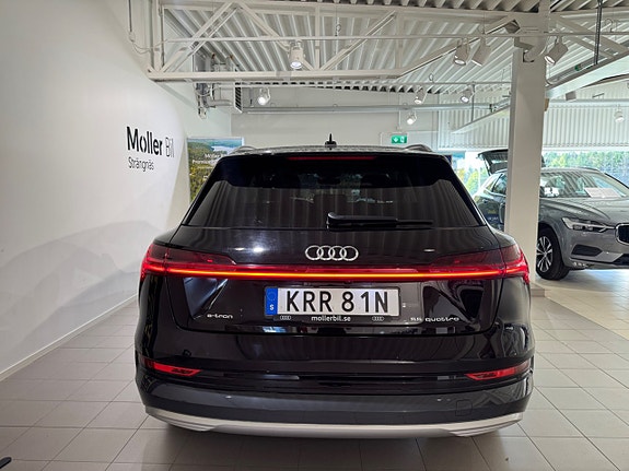Audi e-tron 4 of 12