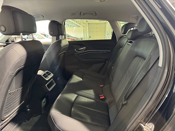 Audi e-tron 9 of 12