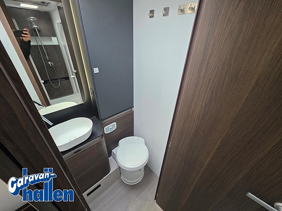 Adria Coral Supreme 670 DC 16 of 19