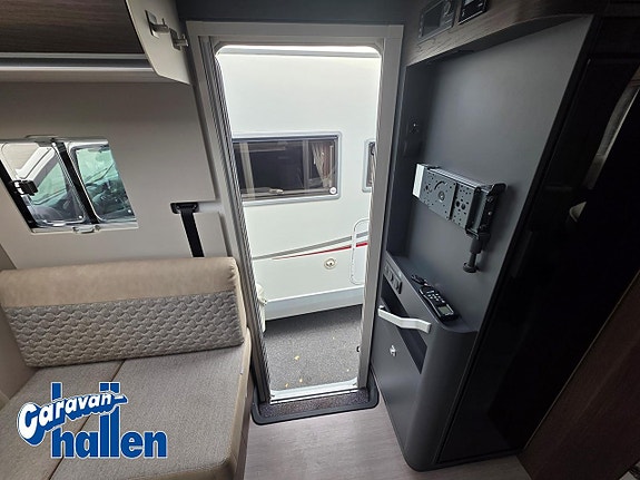 Adria Coral Supreme 670 DC 8 of 19
