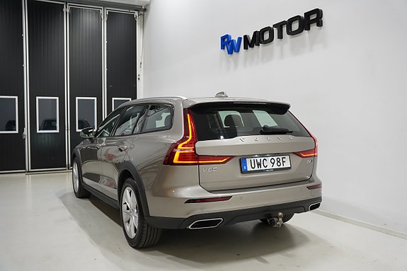 Volvo V60 Cross Country 4 of 22