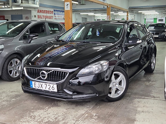 Volvo V40 2 of 15