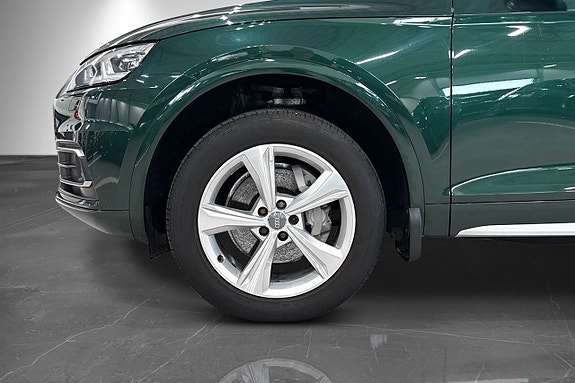 Audi Q5 2 of 27