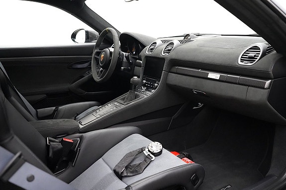 Porsche 718 Cayman GT4 RS 15 of 23