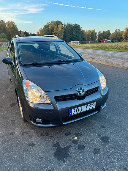 Toyota Corolla Verso 3 of 5