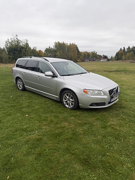 Volvo V70 2 of 7