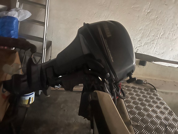 Plastbåt med motor och ekolod 3 of 3