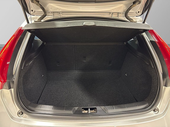 Volvo V40 11 of 14
