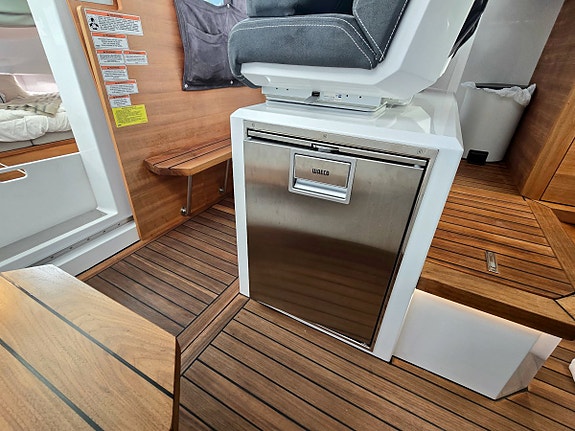 Axopar 37 XC Aft Cabin 2017 2x300hk Mercury Verado XL 6 of 12