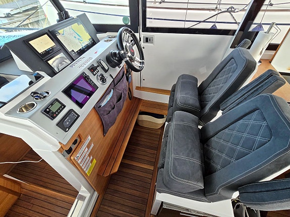 Axopar 37 XC Aft Cabin 2017 2x300hk Mercury Verado XL 4 of 12