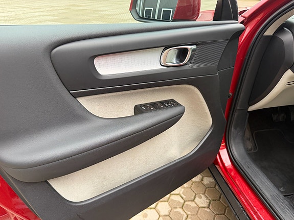Volvo XC40 16 of 30