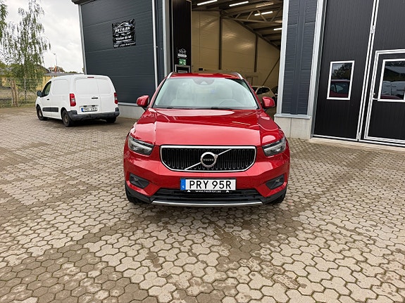 Volvo XC40 2 of 30