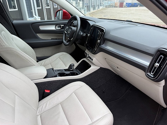 Volvo XC40 13 of 30