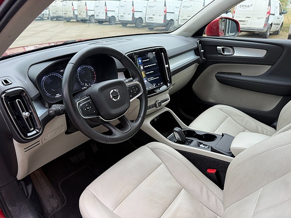 Volvo XC40 12 of 30