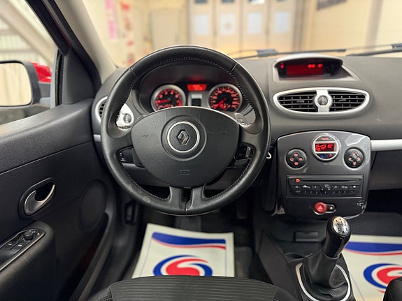 Renault Clio 17 of 21