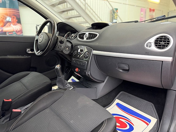 Renault Clio 15 of 21