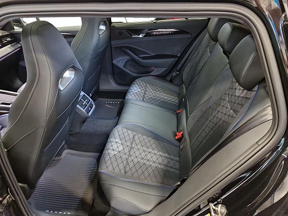 Volkswagen Passat 13 of 15