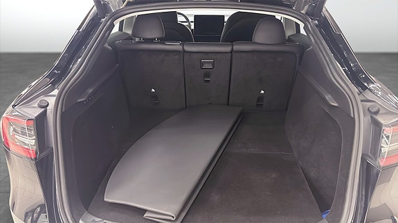 Tesla Model Y 10 of 13