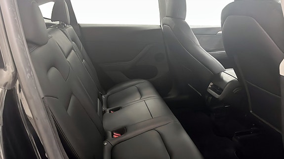 Tesla Model Y 5 of 13