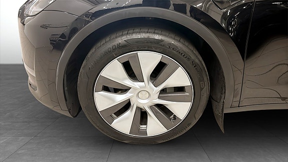 Tesla Model Y 9 of 13