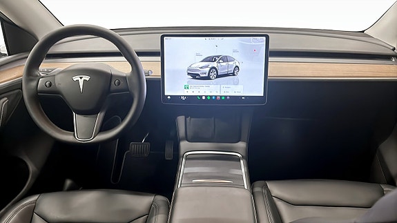 Tesla Model Y 4 of 13