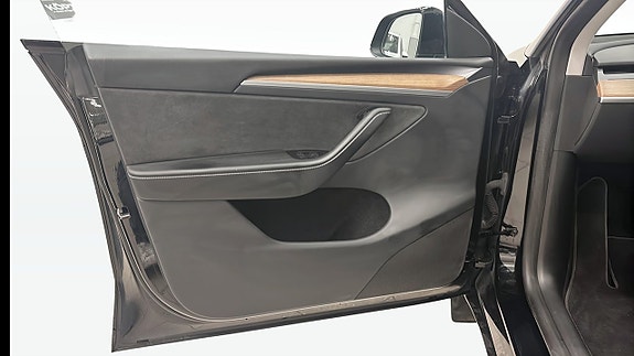 Tesla Model Y 11 of 13