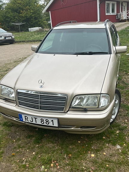Mercedes-Benz C220 2 of 6