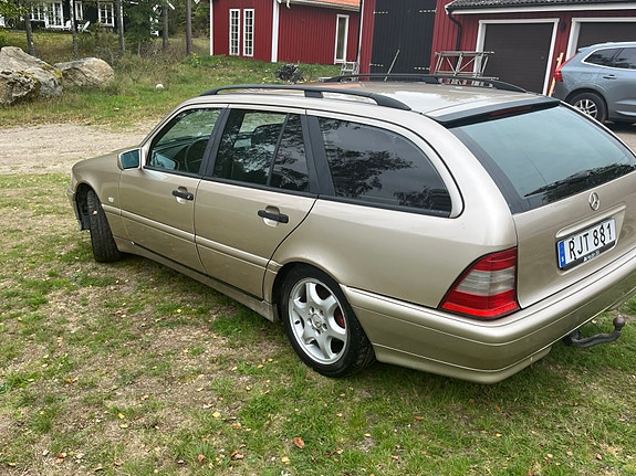 Mercedes-Benz C220 3 of 6