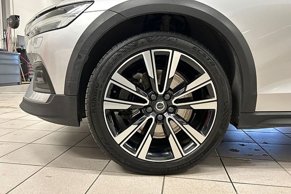 Volvo V60 Cross Country 13 of 16