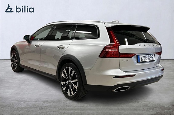 Volvo V60 Cross Country 2 of 16