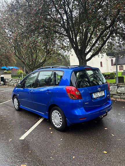 Toyota Corolla Verso 2 of 7