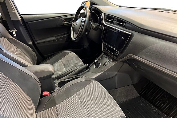 Toyota Auris 7 of 23