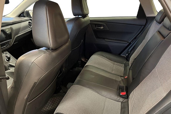 Toyota Auris 13 of 23