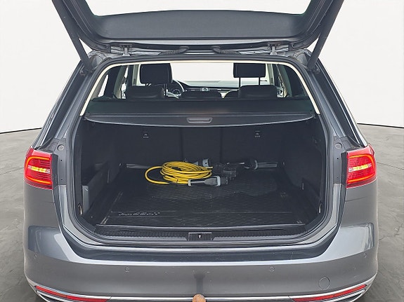 Volkswagen Passat 9 of 22