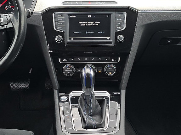 Volkswagen Passat 12 of 22