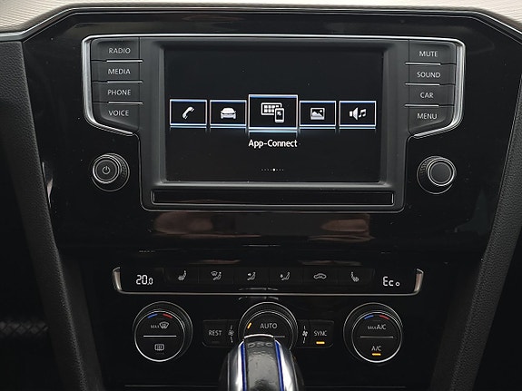 Volkswagen Passat 13 of 22