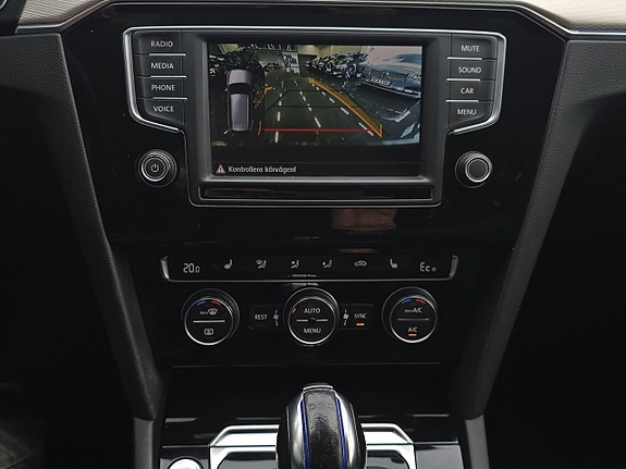 Volkswagen Passat 14 of 22