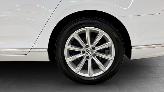 Volkswagen Passat 7 of 30