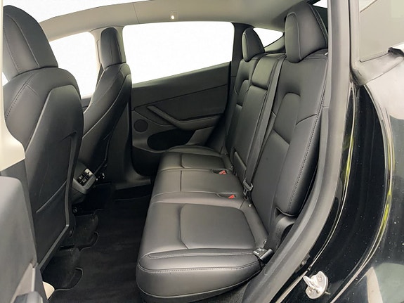Tesla Model Y 16 of 30
