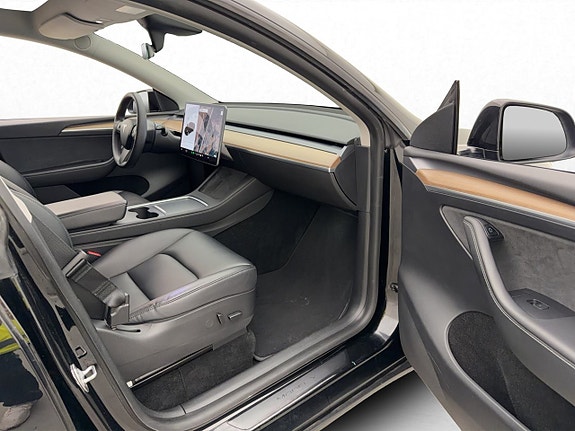 Tesla Model Y 26 of 30