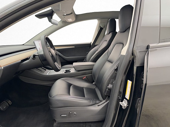 Tesla Model Y 15 of 30