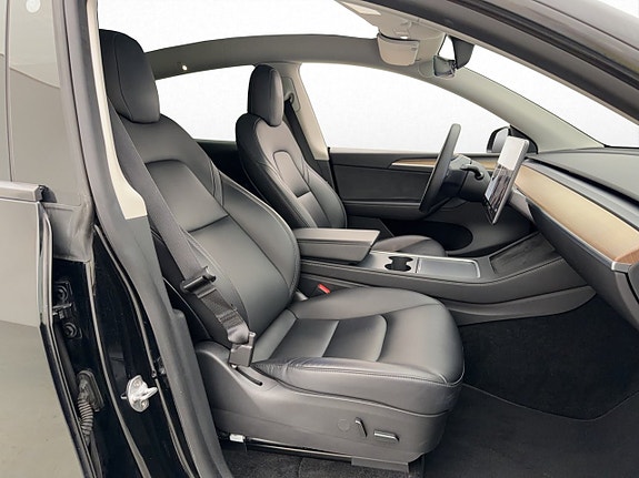 Tesla Model Y 13 of 30