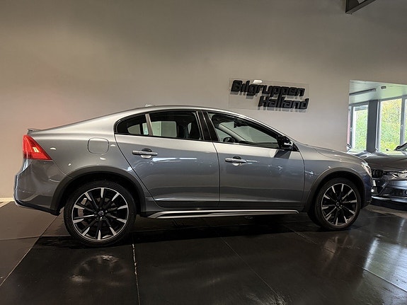 Volvo S60 Cross Country 8 of 30